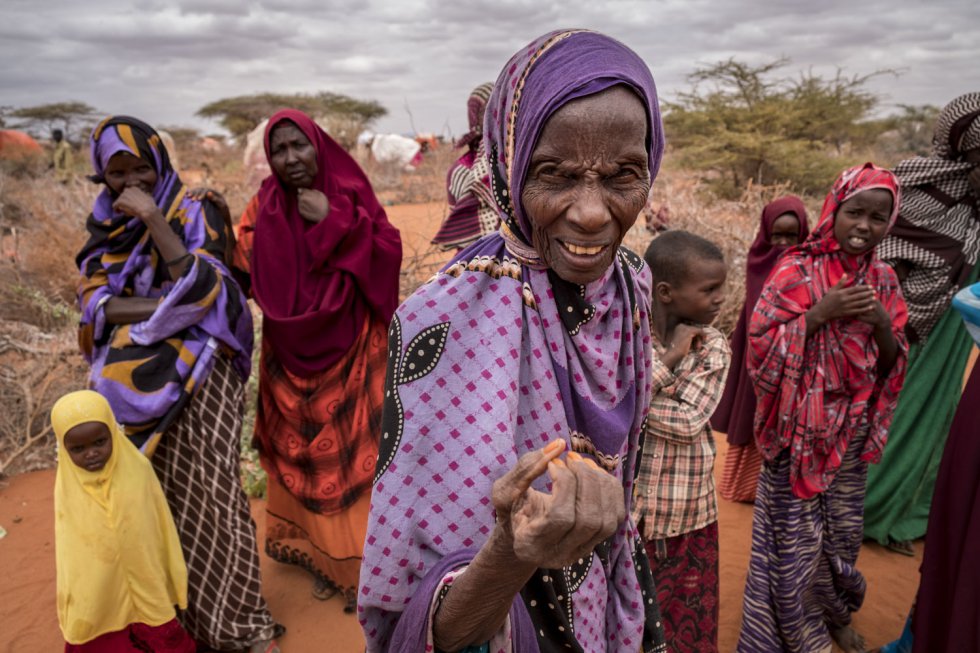 A paisagem dos campos de refugiados da Somália é formada majoritariamente por mulheres e crianças. As famílias se separam: os homens caminham com o gado sobrevivente em busca de pastos e o resto fica nos campos sem nenhum tipo de recurso. A única prioridade é subsistir, salvar a vida.