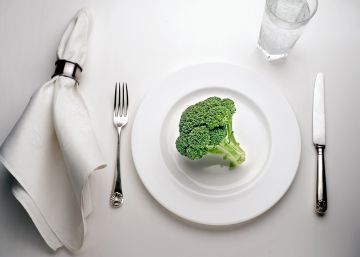 Beber agua durante las comidas, ¿engorda?