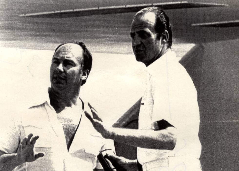 El rey Juan Carlos saluda a Aga Khan a su llegada a Porto Cervo, en agosto de 1981.