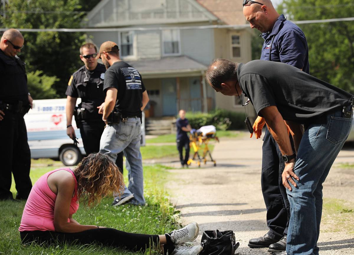 Personal sanitario atiende a una mujer con una sobredosis, en Warren (Ohio).