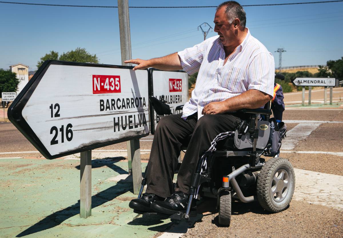 Rafael Fernández, en el cruce de la N-435 donde sufrió el accidente.