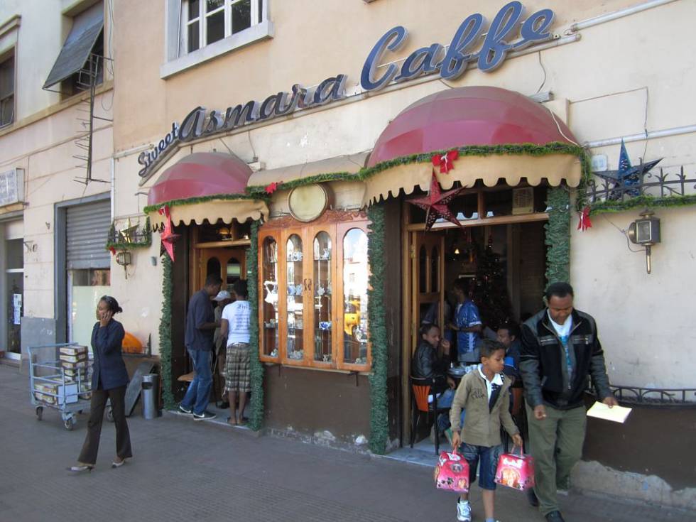 Sweet Asmara Caffe en la avenida Harnet Avenue, en Asmara, Eritrea.