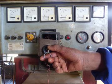 El generador apagado en recinto del Hospital Rural de Gambo.