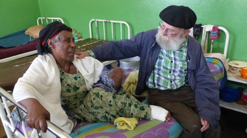 Una mujer con lepra conversa con el padre Álvaro, en Gambo.