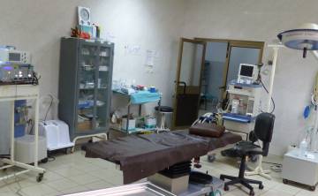 Equipamiento del quirófano del Hospital Rural de Gambo.