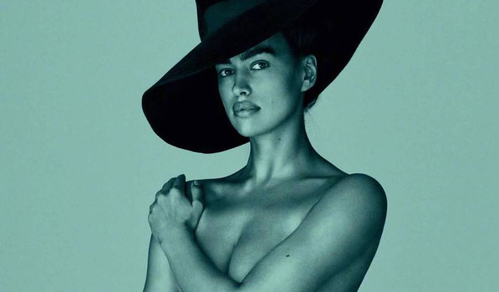 Irina Shayk, fotografiada por Mario Testino para el número de agosto de la edición española de 'Vogue'.