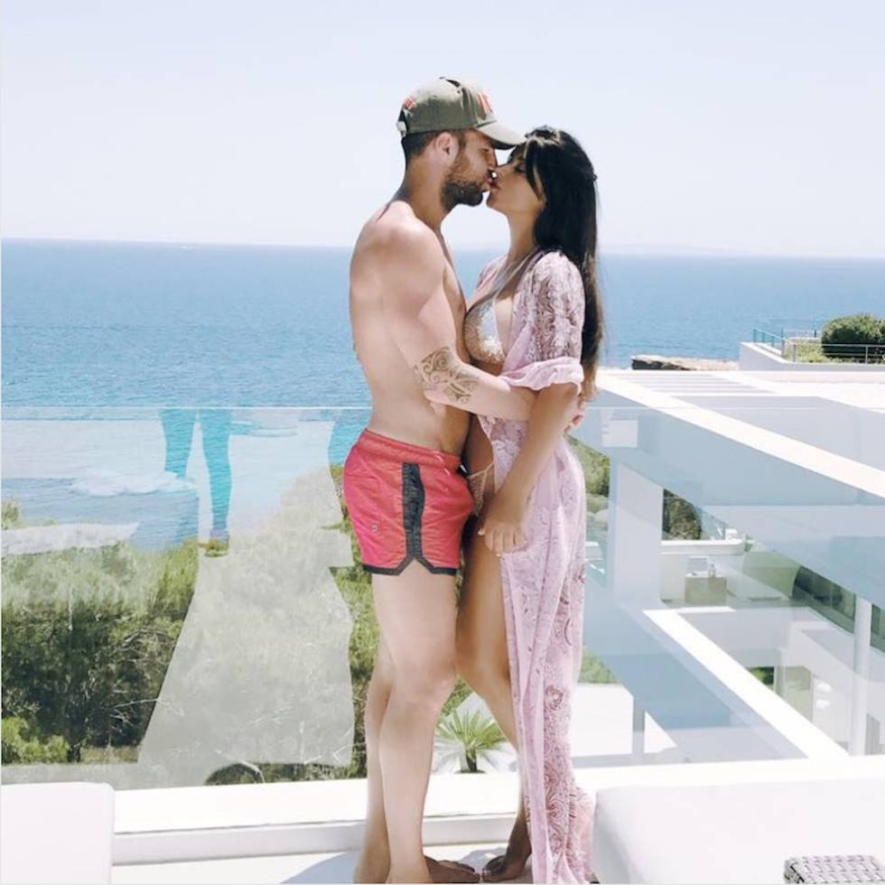 Ocho fotos en las que Fàbregas y su pareja dejan claro que la naturalidad está sobrevalorada