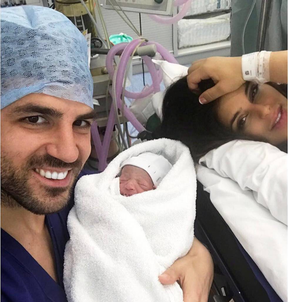 Ocho fotos en las que Fàbregas y su pareja dejan claro que la naturalidad está sobrevalorada