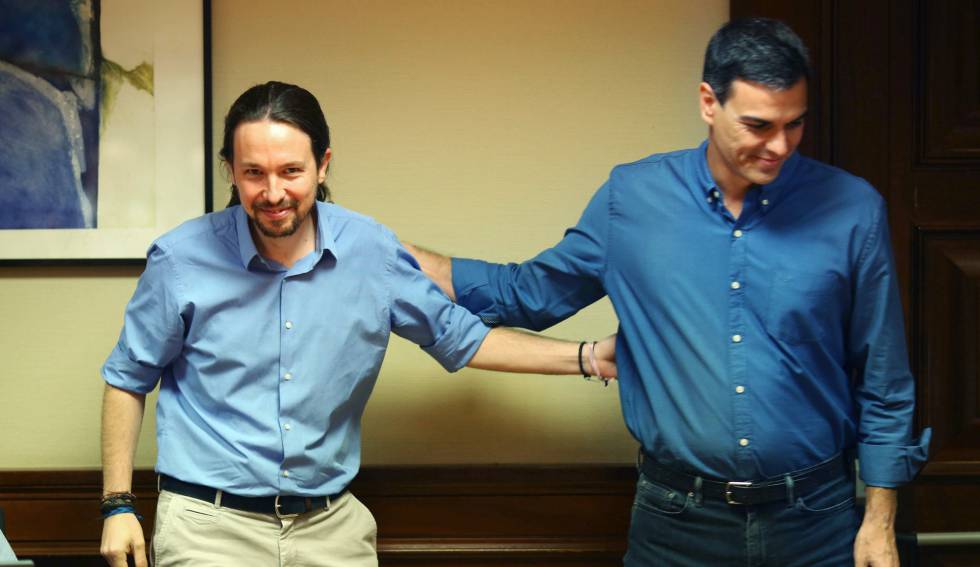 Pablo Iglesias y Pedro Sánchez durante una reunión en el Congreso de los Diputados.