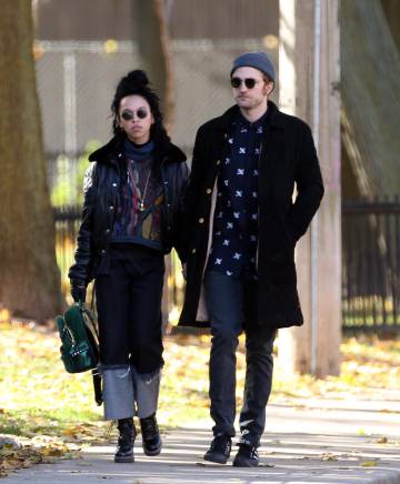 Robert Pattinson y FKA Twigs en una de las primeras imágenes que se les tomó juntos, en noviembre de 2014 en Toronto.