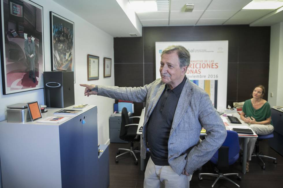Paco Lobatón, en su fundación, QSD Global, señala una foto de su programa en los años noventa.