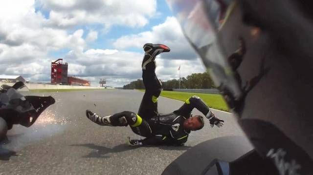 El vídeo que recuerda por qué hay que abrocharse siempre el casco