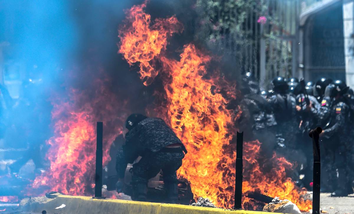Dos policías resultan heridos tras la explosión de un artefacto en Caracas.