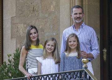 Felipe VI y doña Letizia, así han cambiado sus posados veraniegos en Mallorca
