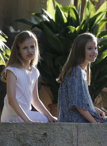 - La princesa Leonor y la infanta Sofía durante el tradicional posado ante los medios gráficos, con motivo de sus vacaciones en Palma.
