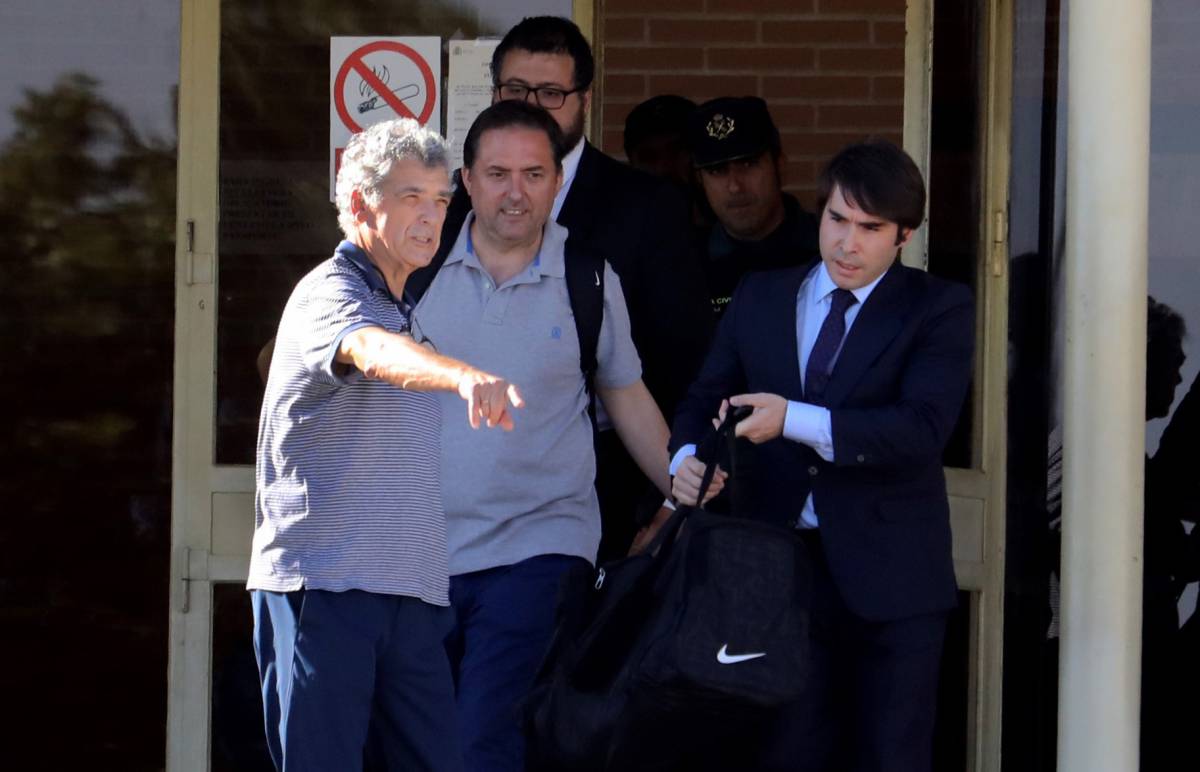 Villar y su hijo Gorka (al fondo) abandonan la prisión de Soto del Real acompañados de su abogado.