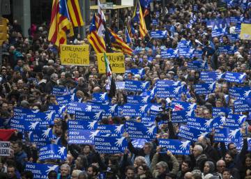Thousands march in Barcelona in support of refugees