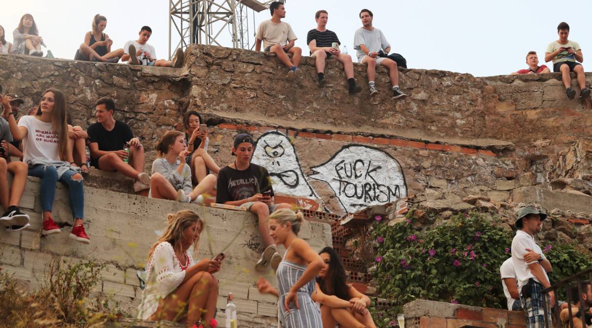 Pintadas contra el turismo en las baterias antiaéreas de El Carmel en Barcelona.