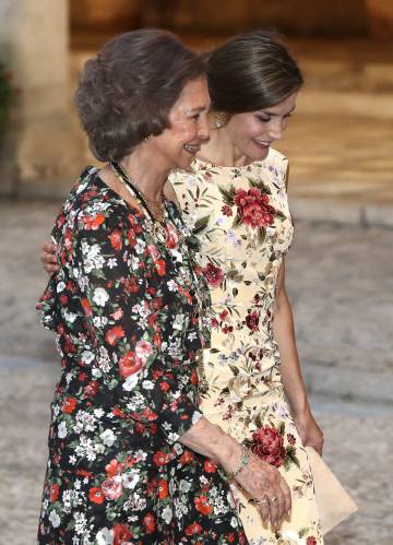 La reina Letizia y doña Sofía coincidieron en escoger vestidos florales para la recepción,