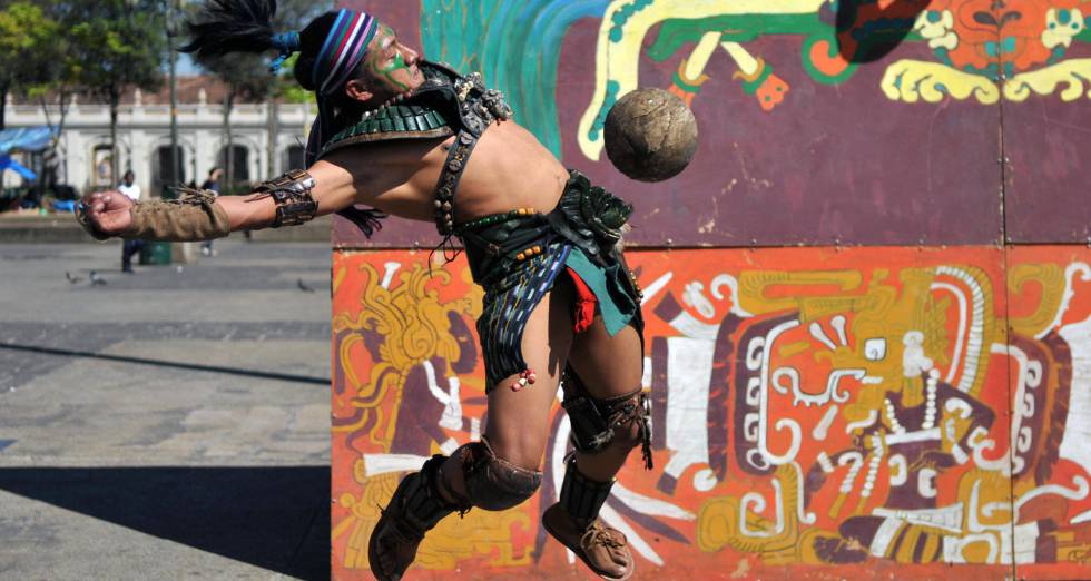 Indigena representa el juego de pelota de los mayas.