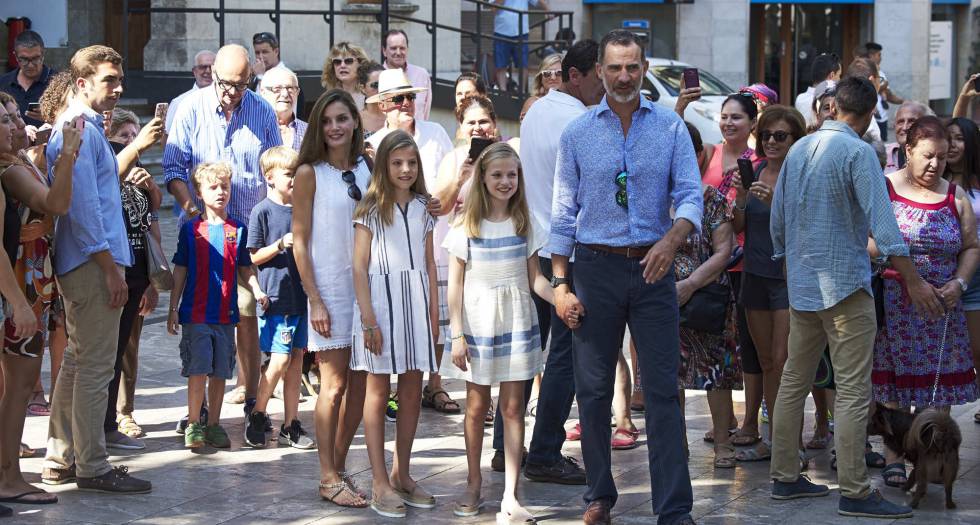 El rey Felipe VI y la reina Letizia con sus hijas Leonor y Letizia, este domingo en Can Prunera.