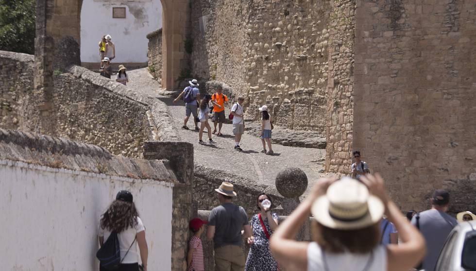 Un grupo de turistas pasean por las calles de Ronda.rn 