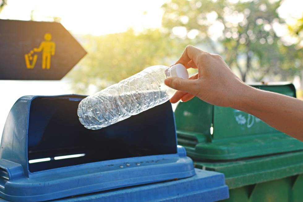 ¿Por qué no debo rellenar una botella de plástico?