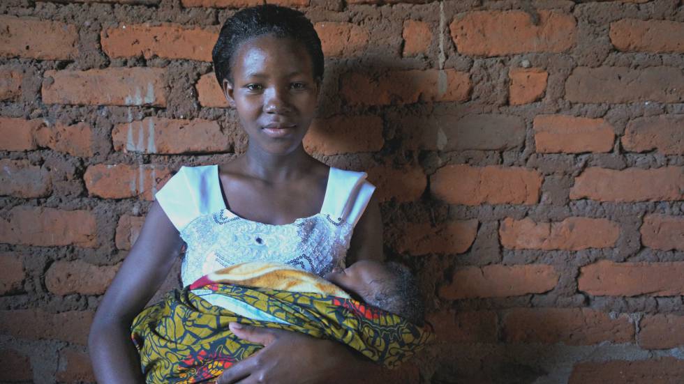 María vive en Kebanchabancha, un pueblo del norte de Tanzania; tiene 17 años y un bebé recién nacido.