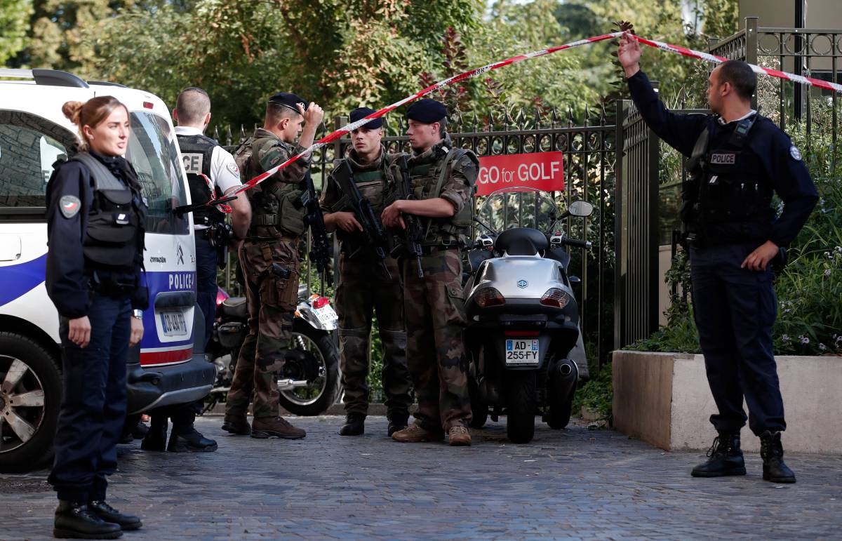 Policías y soldados vigilan el lugar en el que un grupo de militares ha sido atropellado.