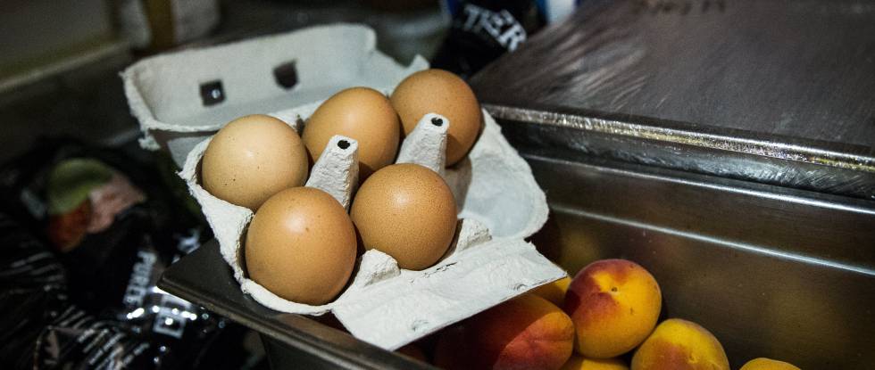 Cartón de huevos en un supermercado de Francia