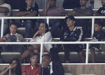 Cristiano Ronaldo y Georgina Rodriguez con Cristiano Ronaldo Jr durante la Supercopa en Bernabéu, en Madrid. 