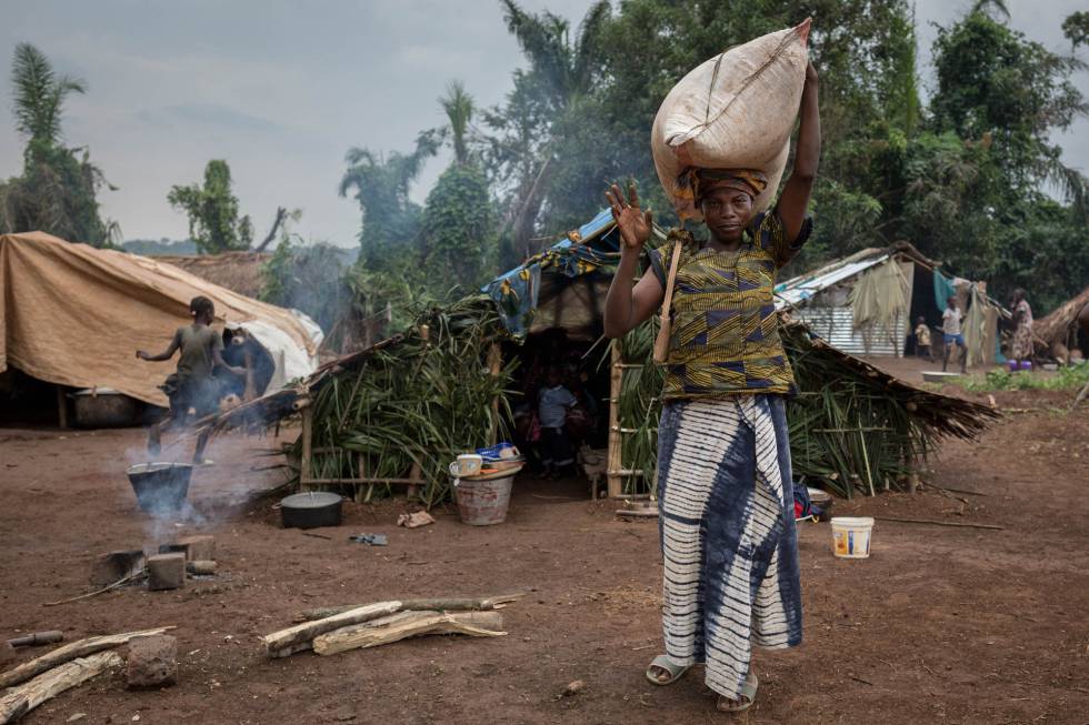 Uma mulher carrega um saco de grãos no mercado de Ndu, no extremo norte da República Democrática do Congo, perto do abrigo da República Centroafricana, em 13 de agosto de 2017.