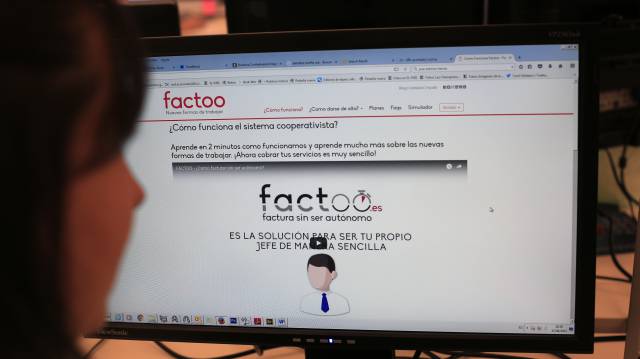 Una usuaria de la empresa Factoo.