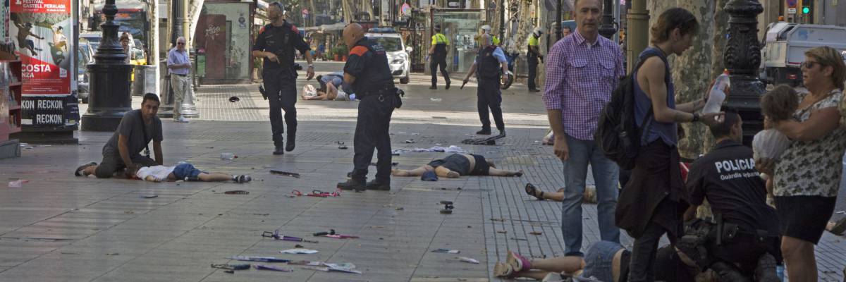 Varias víctimas del atentado en Barcelona son atendidas después del atropello masivo.