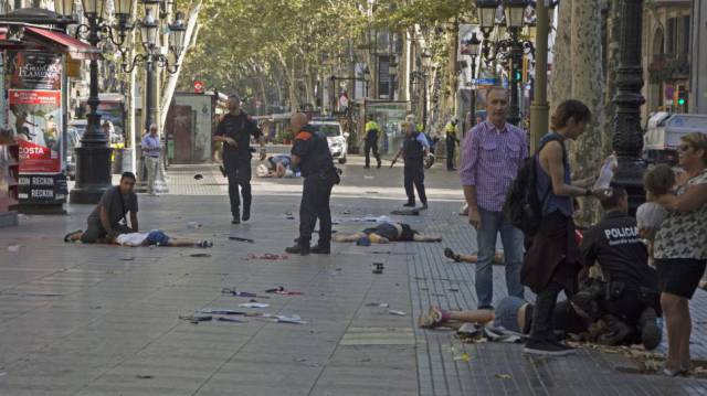 Grupos de personas asisten a los heridos.