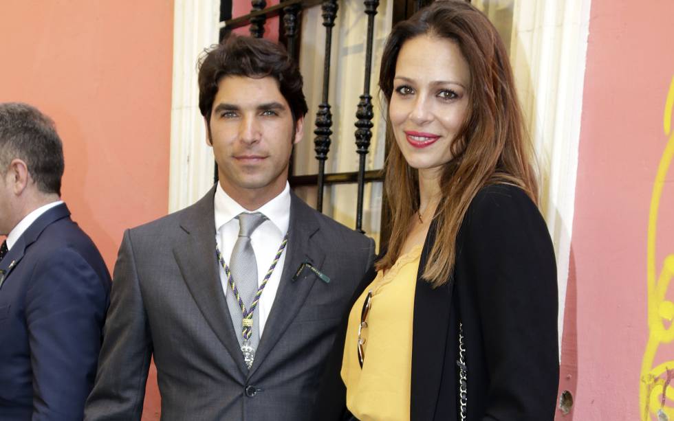 El torero Cayetano Rivera y su esposa, la modelo y presentadora Eva González, el pasado mes de abril en Sevilla.