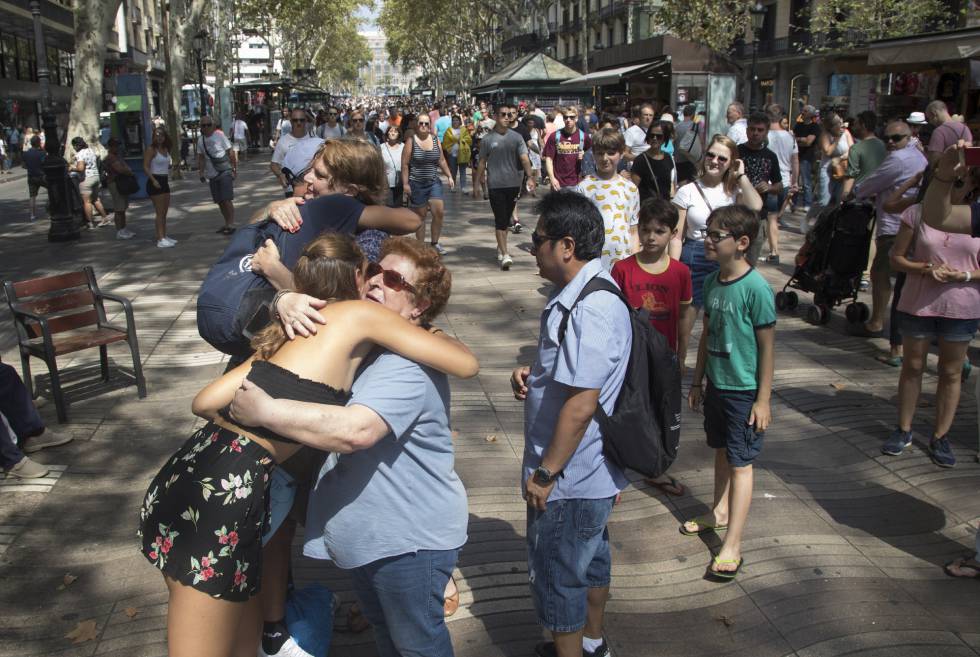 Dos jóvenes regalan abrazosa todas aquellas personas que se pasean por La Rambla de Barcelona.