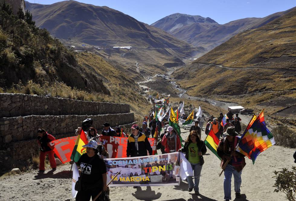 Marcha de protesta en 2008 de las comunidades indígenas que rechazan el proyecto de Evo Morales en el TIPNIS.