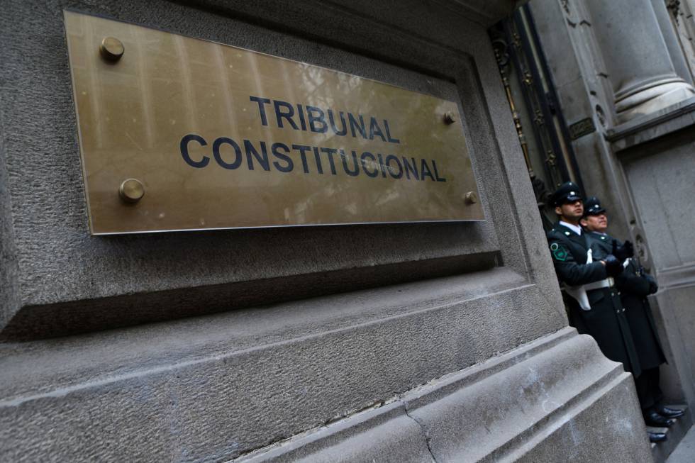 Guardia en el Tribunal Constitucional, donde se discute la legalidad de un proyecto de ley que permitiría abortos en ciertos casos en Chile.