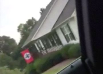 Discute con su vecino por tener una bandera nazi