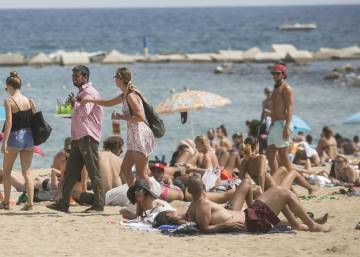 Barcelona struggles to halt illegal sales of beach snacks containing fecal matter