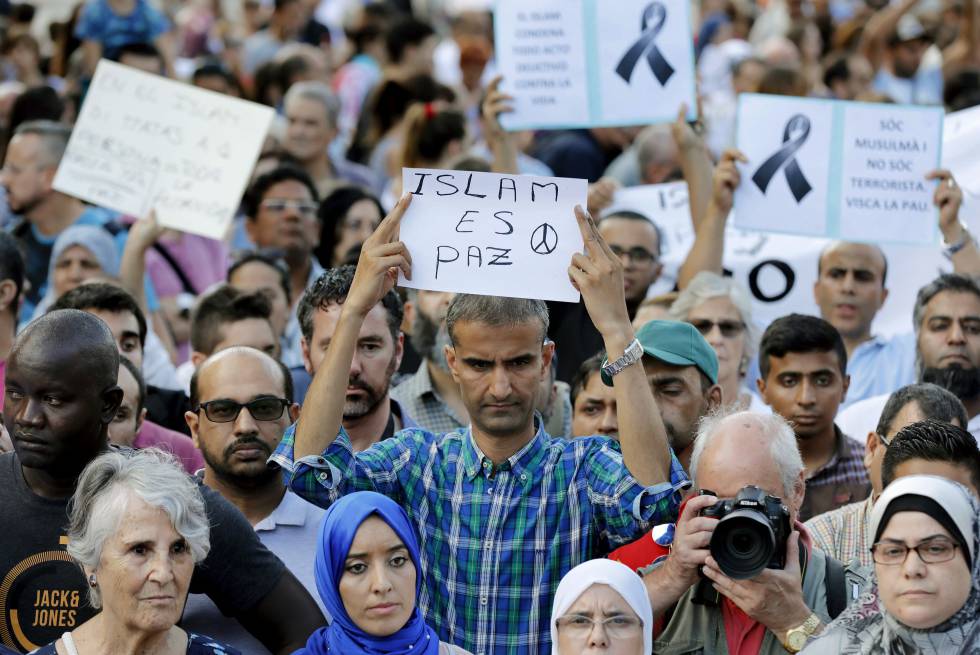 Un momento de la concentración en la Plaza Catalunya de Barcelona con el lema "La comunidad musulmana contra el terrorismo".