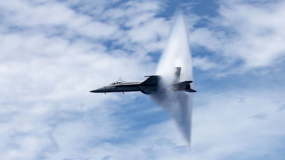 Un FA-18 Super Hornet rompiendo la barrera del sonido sobre el océano Atlántico.