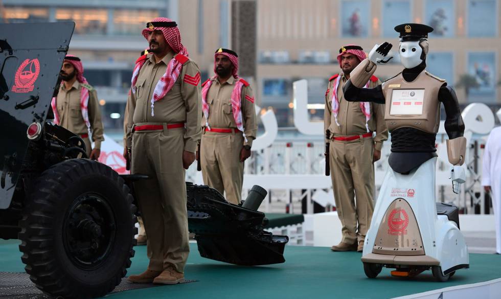 Primer robot de policía del mundo, presentado en Dubai en mayo.