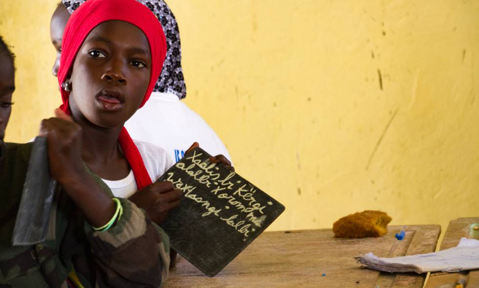 Una niña estudia en wolof los pronombres determinantes en la escuela primaria de Ndiebene, en Senegal.