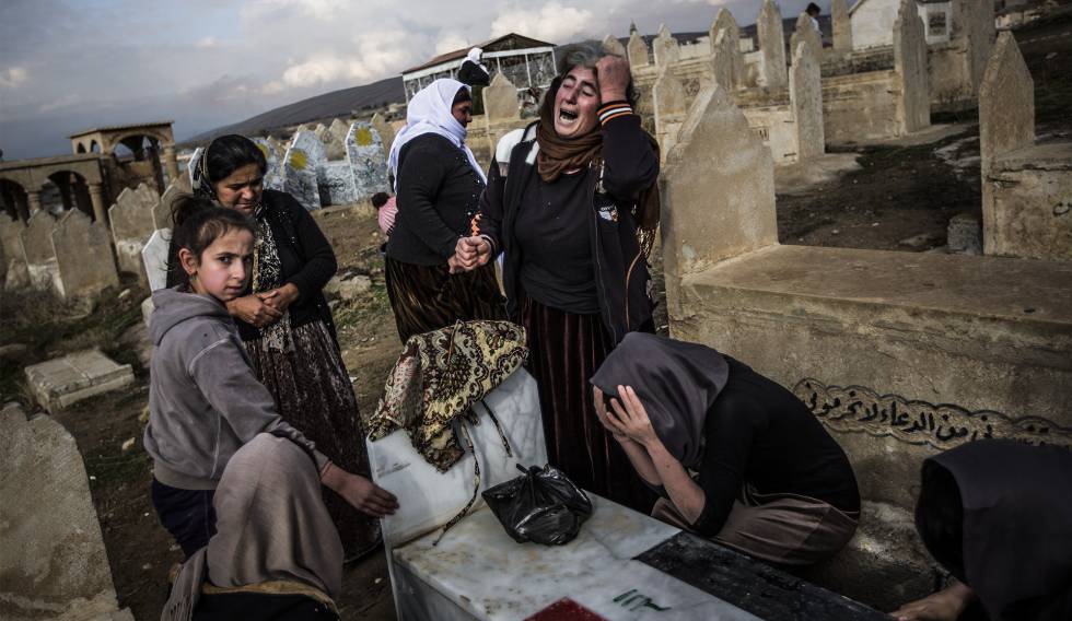 Ceremonia en el cementerio de Lalish. Las mujeres yazidíes lloran a sus muertos y muestran su dolor por los familiares que siguen en manos del Estado Islámico.