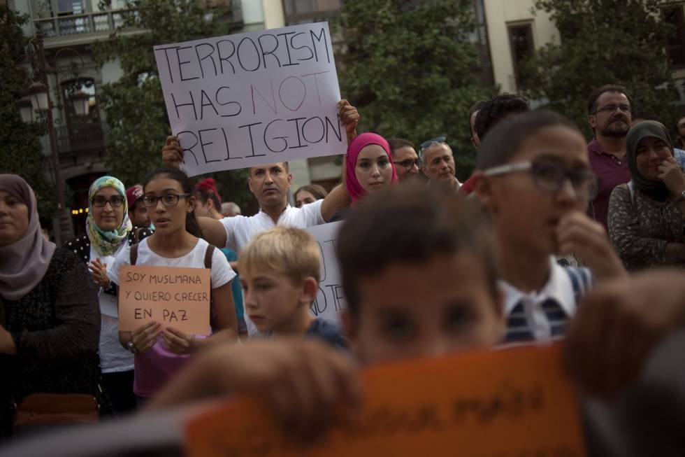 Protesta de musulmanes en Granada contra el terrorismo.