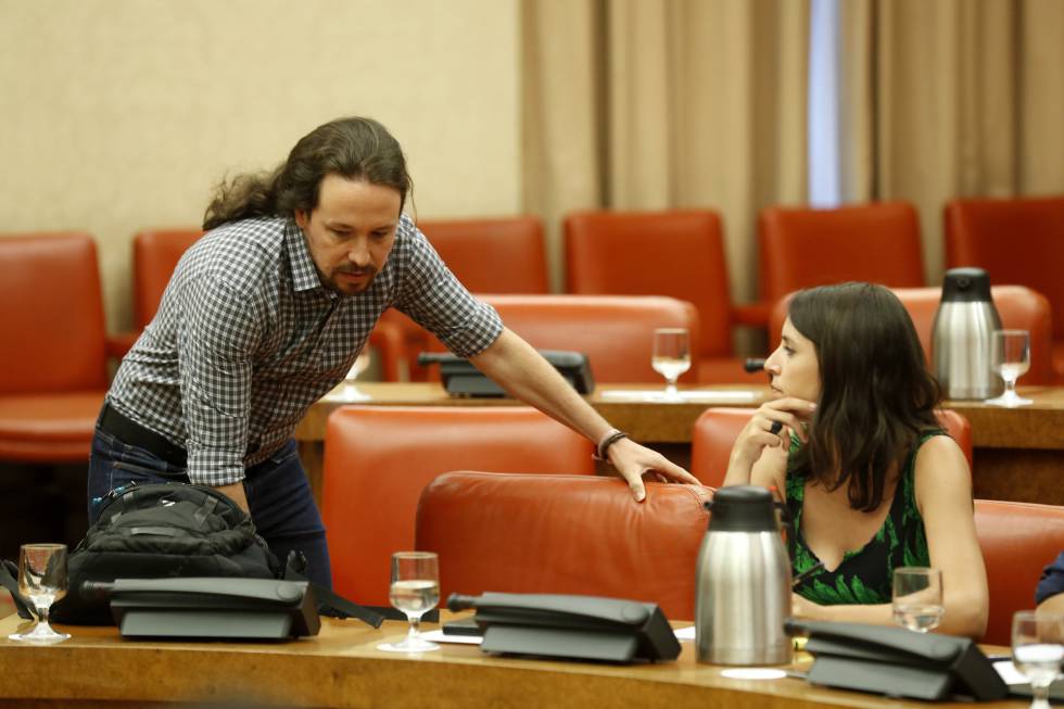 Pablo Iglesias e Irene Montero, de Podemos, durante la reunión de la Diputacion Permanente en el Congreso.