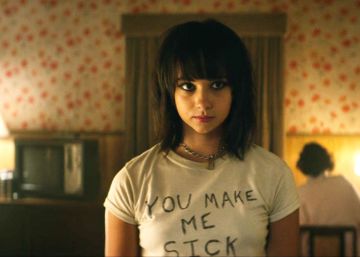 ¿Qué mensajes ocultan las camisetas de Justine en la serie Glow?