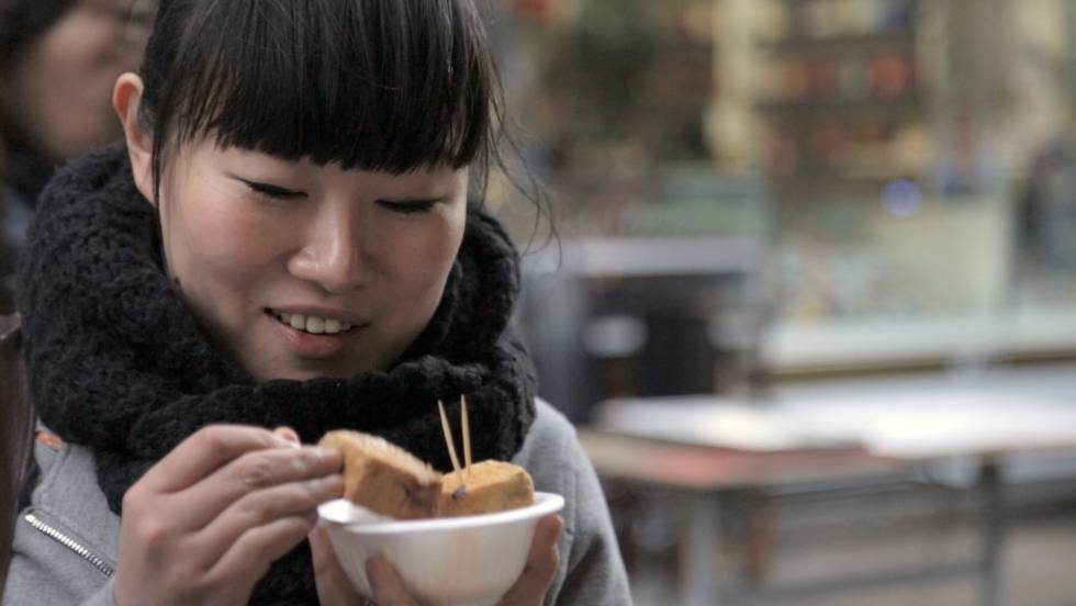 Es una abogada de éxito que vive en Shanghai y tiene su propio gabinete de abogados, donde ella es la única mujer. Desde siempre ha dado prioridad a su trabajo y rechaza rebajar sus elevadas expectativas profesionales para encontrar pareja.